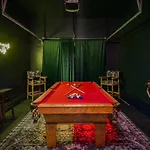 Speakeasy Game Room, Hot Tub, Fire Pit, King Bed - Close To Downtown Holiday home