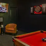 Speakeasy Game Room, Hot Tub, Fire Pit, King Bed - Close To Downtown *