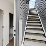 Holiday home West End Oasis-new Building & Rooftop Views