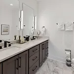 Holiday home West End Oasis-new Building & Rooftop Views *