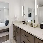 West End Oasis-new Building & Rooftop Views Holiday home Nashville