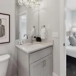 West End Oasis-new Building & Rooftop Views Holiday home Nashville