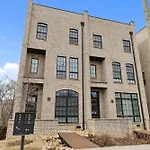 West End Oasis-new Building & Rooftop Views Holiday home *