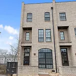 West End Oasis-new Building & Rooftop Views Holiday home