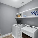 Speakeasy Game Room, Hot Tub, Fire Pit, King Bed - Close To Downtown Holiday home