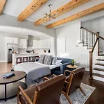 Holiday home Speakeasy Game Room, Hot Tub, Fire Pit, King Bed - Close To Downtown Nashville