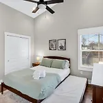 Speakeasy Game Room, Hot Tub, Fire Pit, King Bed - Close To Downtown Holiday home