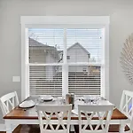 Holiday home Speakeasy Game Room, Hot Tub, Fire Pit, King Bed - Close To Downtown