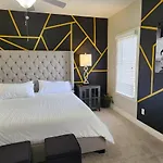 The Johnny Cash - Music Row District - Free Garage Parking - King Bed Apartment