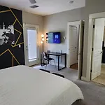 The Johnny Cash - Music Row District - Free Garage Parking - King Bed * Nashville