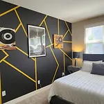 The Johnny Cash - Music Row District - Free Garage Parking - King Bed Apartment *