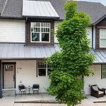 Waverly By Avantstay Nashville-inspired Townhome W Luxury Kitchen Pool Table Apartment *