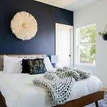 6 Bed With En Suite Baths, Host Up To 20, Rooftops, Parking, Gourmet Kitchens, Cozy Living Spaces, Skyline Views & Fire Table, Near Downtown, Distilleries & Marathon Village, High-Speed Wi-Fi, 24Hr Hospitality