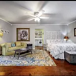 Peaceful Private Cottage, Walk To Park & 5 Mins To Downtown Guest house 4*