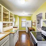 Peaceful Private Cottage, Walk To Park & 5 Mins To Downtown