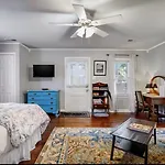 Peaceful Private Cottage, Walk To Park & 5 Mins To Downtown Guest house