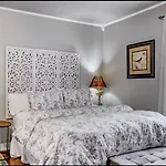Peaceful Private Cottage, Walk To Park & 5 Mins To Downtown Nashville