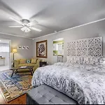 Guest house Peaceful Private Cottage, Walk To Park & 5 Mins To Downtown