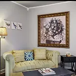Guest house Peaceful Private Cottage, Walk To Park & 5 Mins To Downtown 4*