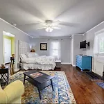 Peaceful Private Cottage, Walk To Park & 5 Mins To Downtown Guest house Nashville