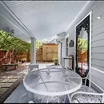 Peaceful Private Cottage, Walk To Park & 5 Mins To Downtown