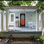 Guest house Peaceful Private Cottage, Walk To Park & 5 Mins To Downtown 4*