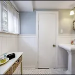 Guest house Peaceful Private Cottage, Walk To Park & 5 Mins To Downtown Nashville