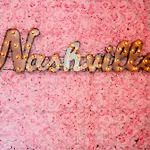 King & Queen 2 Homes - 24 Beds Views Holiday home Nashville