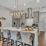 New Luxe 4Br 12 Beds - Roofdeck Views - Chefs Kitchen