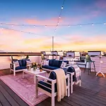 New Nash Eras - 15 Beds - Hot Tub On Rooftop Deck Holiday home Nashville
