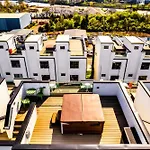 Holiday home New Nash Eras - 15 Beds - Hot Tub On Rooftop Deck *