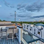 New We Roll Rooftop - Hot Tub With Views - 13 Beds Holiday home Nashville