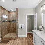 Speakeasy Game Room, Hot Tub, Fire Pit, King Bed - Close To Downtown Holiday home *