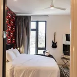 Music Hall ♫ Hot Tub/stage/rooftop/walk To Gulch! Holiday home