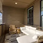 Minutes To Broadway Chic Newly Built 4Bdr W Balcony 98 Degrees By Avantstay