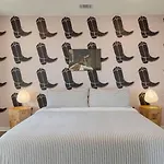 Minutes To Broadway Chic Newly Built 4Bdr W Balcony 98 Degrees By Avantstay