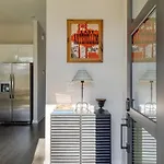 Minutes To Broadway Chic Newly Built 4Bdr W Balcony 98 Degrees By Avantstay