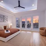 Stylish Multi-level Retreat Rooftop & Pool Table *
