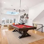 Stylish Multi-level Retreat Rooftop & Pool Table Holiday home