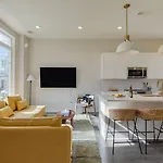 Minutes To Broadway Chic Newly Built 4bdr W Balcony 98 Degrees By Avantstay *