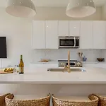 Minutes To Broadway Chic Newly Built 4bdr W Balcony 98 Degrees By Avantstay Nashville