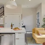 Holiday home Minutes To Broadway Chic Newly Built 4bdr W Balcony 98 Degrees By Avantstay Nashville