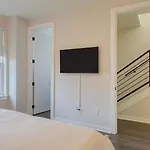 Holiday home Minutes To Broadway Chic Newly Built 4bdr W Balcony 98 Degrees By Avantstay Nashville