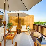 Holiday home Luxe Pool Hot Tub & Game Downtown *