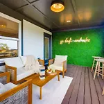 Holiday home Luxe Pool Hot Tub & Game Downtown *
