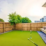 Holiday home Luxe Pool Hot Tub & Game Downtown *