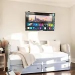 Luxe Pool Hot Tub & Game Downtown Holiday home