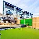 Holiday home Luxe Pool Hot Tub & Game Downtown