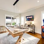Luxe Pool Hot Tub & Game Downtown Holiday home