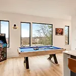Holiday home Rooftop Deck Hot Tub & Game In
